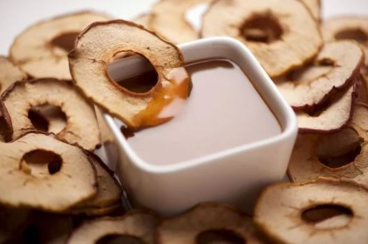 Crispy apple chips with a caramel dip